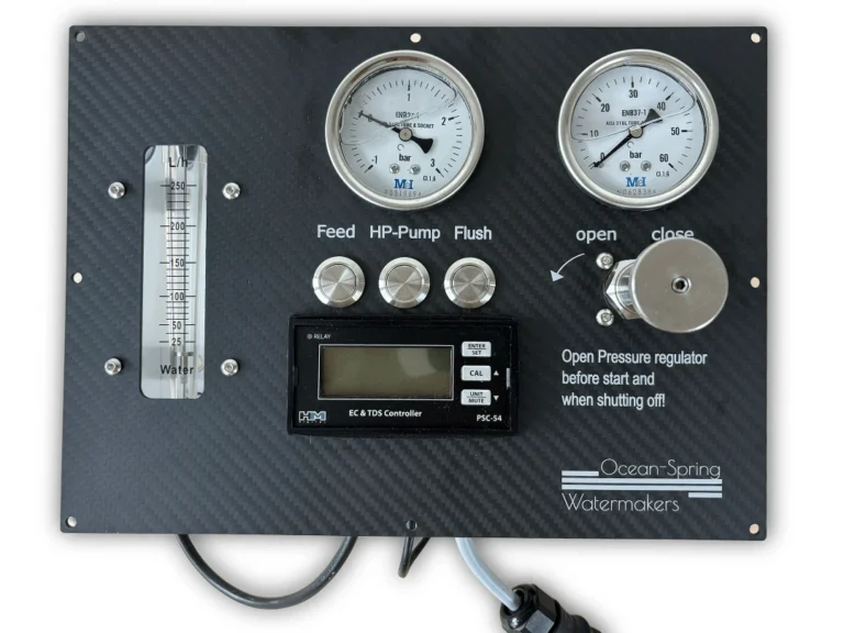 Bedienteil aus Kohlefaser mit automatischer Produktwasserkontrolle für unsere modularen Wassermacher. Komfortabel und zuverlässig - die richtige Lösung für Yachten.