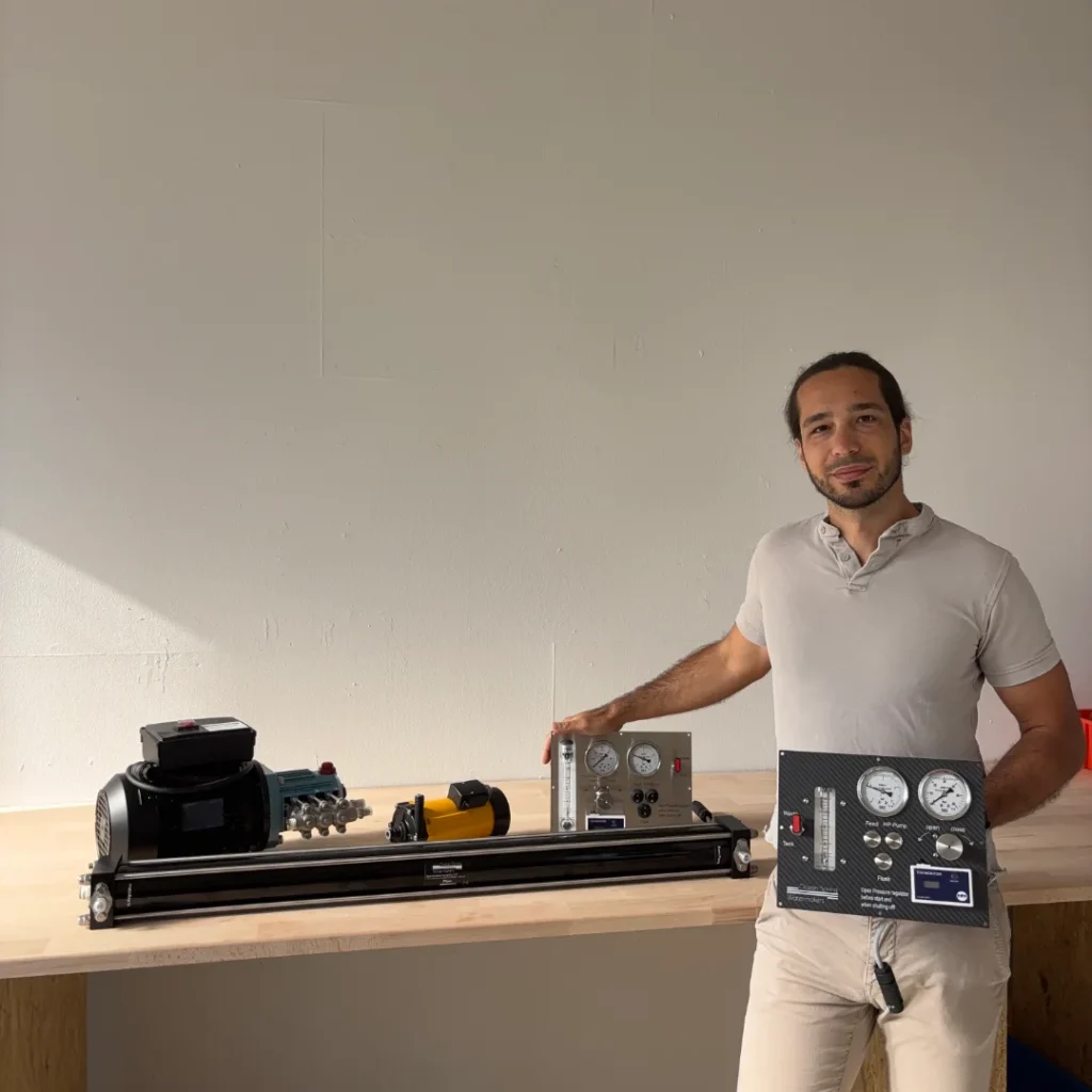 Julian der Eigner von Ocean-Spring Watermakers mit einem unserer Produkte.