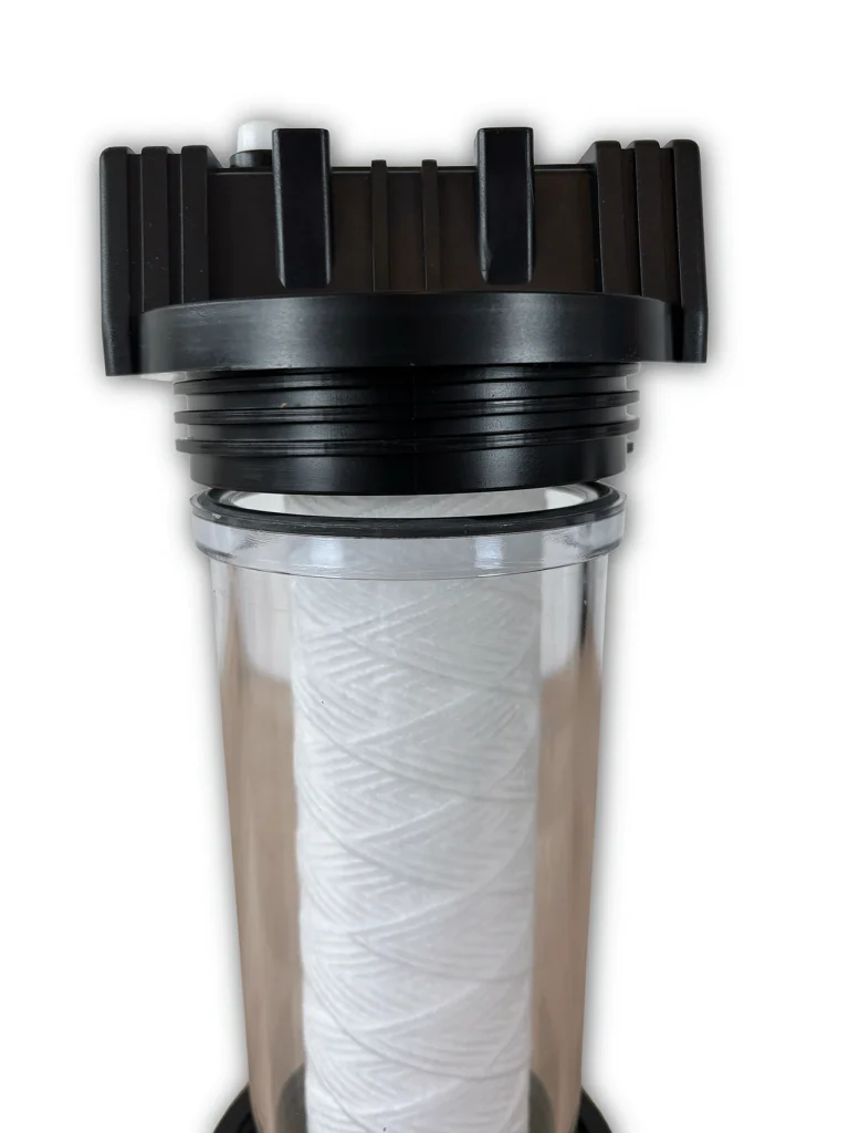 Wasserfiltergehäuse eines Watermakers mit frischer Filterkerze. Ein kleiner Spalt schließt sich beim Schließen des Gehäuse.
