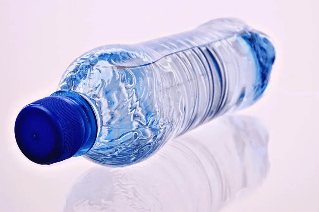 Eine Flasche Trinkwasser, wie Sie durch Anschaffung eines Watermaker nicht mehr geschleppt werden muss.