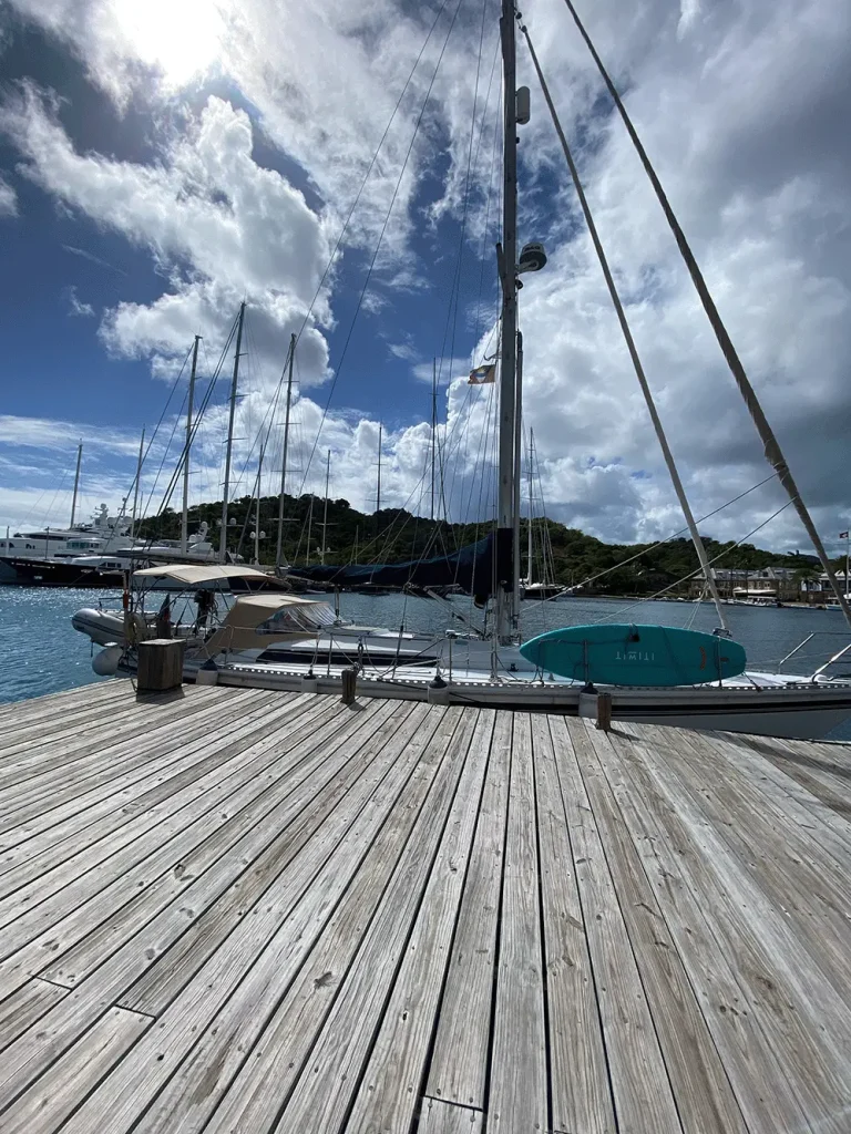 Ein Segelboot an einer Bootstankstelle um Wasser aufzunehmen. Dieser Aufwand kann mit einem Watermaker entfallen.